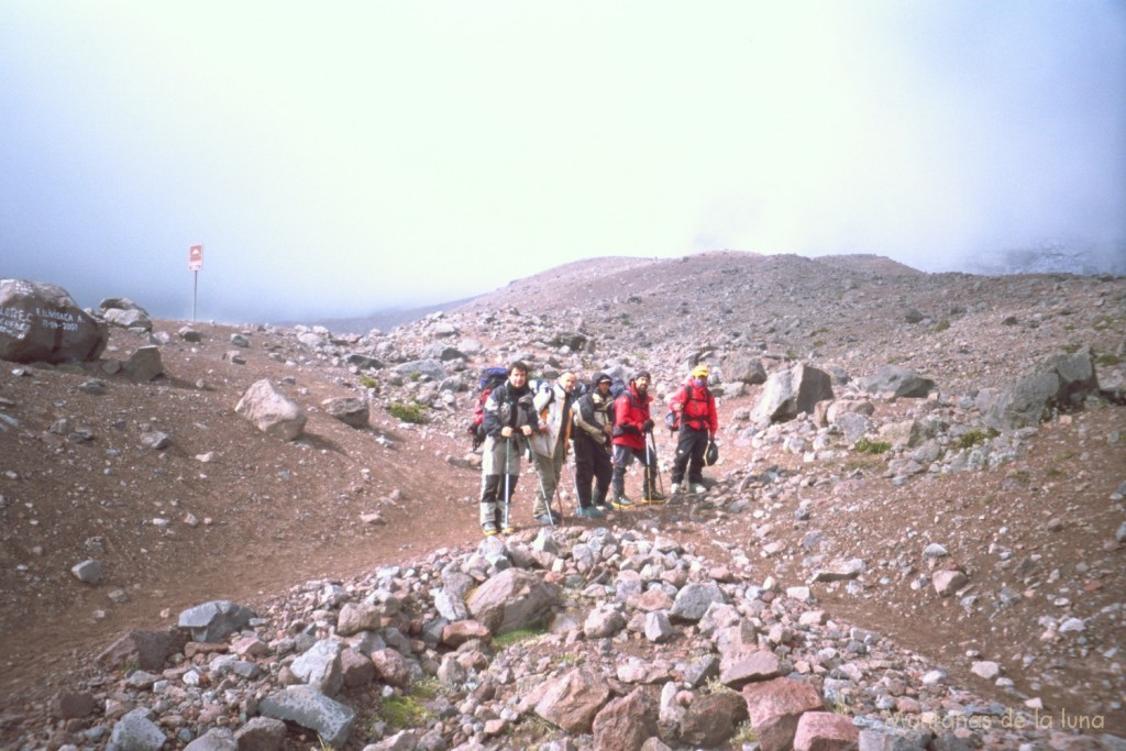 Saliendo del Refugio Hermanos Carrel hacia el Refugio Whymper, de izquierda a derecha: Joaquín, Rodrigo, ¿Eloy?, Jesús ¿Fabián?